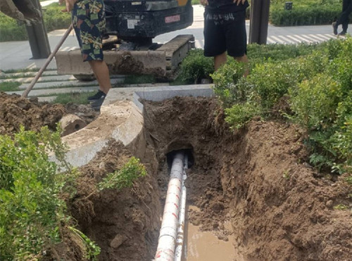 响水穿马路